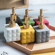 ソープボトル ディスペンサー 220ml 詰め替え容器 バス用品 日用品雑貨 正方形 スクエア 液体 ポンプ プッシュ ハンドソープ シャンプー リンス 食器洗剤 かわいい おしゃれ 洗面所 バスルーム 浴室 お風呂