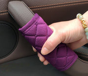ドアハンドルカバー アシストグリップカバー 同タイプ2個セット 1対 車用 取っ手 カー用品 内装パーツ おしゃれ ドレスアップ 面ファスナー 簡単装着 キルティング パッド 自動車 カーアクセサリー おしゃれ シンプル 雑貨