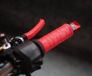 ハンドルグリップ ブレーキレバーカバー 左右セット 4点セット バイク用品 交換用 レバーグリップ 貫通タイプ 取り付け簡単 滑り止め 保護 原付 バイク スクーター カスタム 傷防止 汚れ防止 カスタマイズ シンプル おしゃれ