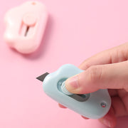 ミニカッター ナイフ 格納式 紙 ペーパー 段ボール 文房具 雲 小型 小さめ コンパクト 携帯 持ち運び ポータブル 穴付き 軽量 かわいい