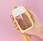 アトマイザー 詰替容器 50ml スプレーボトル カード型 シリコンカバー フック付き 霧吹き 香水 ハンディ 持ち運び 携帯用 無地 ホワイト ブラック おしゃれ かわいい 便利 旅行 おでかけ