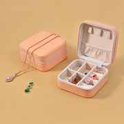 アクセサリーケース ジュエリーケース ジュエリーボックス レディース 女性 コンパクト ミニサイズ アクセサリーボックス 指輪 リング ネックレス ピアス イヤリング ファスナー チャック スクエア ハードケース 保管 持ち歩き 小物入れ かわいい おしゃれ シンプル