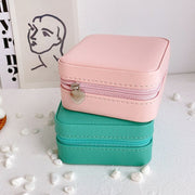 アクセサリーケース 携帯用 ジュエリーケース 指輪 ネックレス ブレスレット リング ピアス イヤリング 旅行 トラベル ジム 持ち運び コンパクト レザー調 大人 ファスナー 四角形 スクエア型 仕切り付き アクセサリー収納 小物入れ ジュエリーボックス 持ち歩き便利 お出かけ