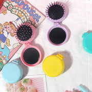 ヘアブラシ ミラー付き 折りたたみ式 ヘアケア 頭皮ケア ブラシ くし クシ 櫛 折り畳み コンパクト 円形 便利 携帯 外出 通勤 通学 普段使い コーム かわいい