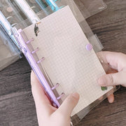 バインダー A6サイズ ルーズリーフ用 レディース 女性 メンズ 男性 ユニセックス 男女兼用 文房具 手帳 メモ帳 アルバム スナップボタン バンド付き クリア 透明 シルバーカラー ピンク イエロー シンプル カジュアル ポップ