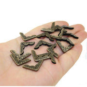 コーナー金具 20個入り クラフト材料 約17mm ハンドメイド 手帳 角 カド パーツ 金具 手芸 手作り おしゃれ かわいい アンティーク調 レトロ感 クラシック調 カルトナージュ 厚紙細工 ブックコーナー コーナープロテクター 仕上げ 飾り 装飾 補強