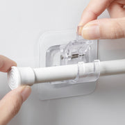 粘着フック 2個セット ポールホルダー 丸棒固定クリップ 壁掛け式 粘着式 シンプル ポール 丸棒 突っ張り棒 固定 洗面所 キッチン リビング 部屋 ホルダー クリア 透明 黒 ブラック