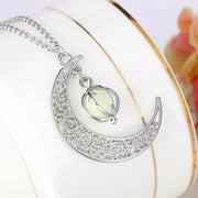 ネックレス ペンダント レディース アクセサリー 首飾り 夜光 光る 月 ムーン 綺麗 おしゃれ かわいい ギフト プレゼント 女性用 ファッション小物