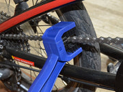 チェーンブラシ 自転車 バイク クリーニングブラシ 三面ブラシ コの字型 汚れ落とし ハンドブラシ サビ落とし ギア清掃 便利グッズ シンプル メンテナンス用品 黒 赤 青 オレンジ