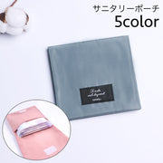サニタリーポーチ ナプキン用ポーチ エチケットケース ハンカチ風 生理用品 衛生用品 ナプキン 収納 携帯便利 持ち歩き 面ファスナー ミニ 薄型 軽量 レディース 女性 婦人 コンパクト 折りたたみ 折り畳み スクエア ロゴ シンプル おしゃれ お洒落