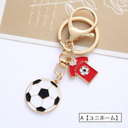 キーホルダー キーリング カラビナフック メタリック 金属製 メタル スマートキー 鍵 カギ かぎ サッカー 球技 スポーツ かわいい おしゃれ かっこいい シンプル スタイリッシュ 便利 部活 お揃い プレゼント 贈り物 ギフト ゴールドカラー