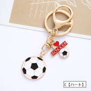 キーホルダー キーリング カラビナフック メタリック 金属製 メタル スマートキー 鍵 カギ かぎ サッカー 球技 スポーツ かわいい おしゃれ かっこいい シンプル スタイリッシュ 便利 部活 お揃い プレゼント 贈り物 ギフト ゴールドカラー