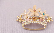 ブローチ ラインストーン ビジュー 王冠 クラウン レディース アクセサリー キラキラ ストーン おしゃれ きれいめ 上品 華やか エレガント 豪華 ゴージャス 可愛い かわいい 大人 女性用 婦人用 ジュエリー 記念日 誕生日 プレゼント 贈り物 ギフト パーティー イベント 結婚式 入学式 卒業式 入園式 卒園式 ワンポイント ファッション 雑貨 小物