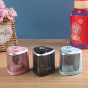 鉛筆削り えんぴつ削り 電動 手動 両用 電池式 子供 文房具 コンパクト 小型 コードレス 持ち運び便利 事務 学校 色鉛筆 携帯 ペンシルシャープナー 切り替えスイッチ ロック機能 安全装置 軽い 軽量 オフィス 学習 塗り絵 子ども こども 大人 入学祝い プレゼント ギフト 贈り物