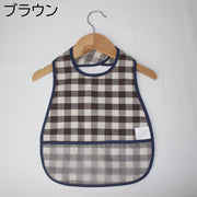 お食事エプロン ベビー キッズ 赤ちゃん 幼児 男の子 女の子 スタイ よだれかけ 撥水 折りたためる マジック テープ かわいい 調整可能 ポケット付き チェック柄 動物 車 リボン 花柄 ポータブル 持ち運び ビブ ピンク ブルー レッド 青 赤
