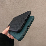 iPhoneケース スマホケース 背面保護 傷防止 汚れ防止 レザー調 柔らかい ソフト 編み込み風 クロス シンプル お洒落 iPhoneカバー スマホカバー スマートフォンケース アイフォンケース プチギフト 贈り物