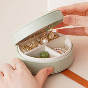 アクセサリーケース ジュエリーケース ジュエリーボックス レディース 女性 コンパクト ミニサイズ アクセサリーボックス 持ち手付き 指輪 リング ネックレス ピアス イヤリング ファスナー 丸 ハードケース 保管 持ち歩き 小物入れ かわいい おしゃれ シンプル 緑 ピンク 白 ローズ