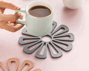 コースター コップ敷き 鍋敷き キッチン用品 カップ置き 水洗い可 フラワー 花型 シリコン 柔らかい 壁掛け収納可 滑り止め 防滑 水滴対策 日用品雑貨 グラス置き グラスマット 可愛い おしゃれ