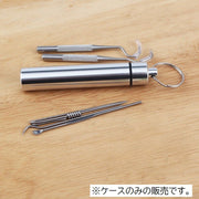 爪楊枝入れ 爪楊枝ケース 耳かきケース キーリング付き 携帯用 ポータブル キーホルダー コンパクト 持ち歩き便利 スリム つまようじケース 収納 アウトドア 登山 お出掛け