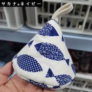 鍋つかみ キッチンミトン 片手 左右兼用 三角 耐熱 吊りひも付き 吊り下げ 収納便利 厚手 かわいい おしゃれ