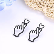 スタッドピアス レディース アクセサリー ハート ハンド 手 ブラック ゴールドカラー シルバーカラー かわいい おしゃれ お洒落 キュート 女子力アップ 大人可愛い 上品 清楚 カジュアル シンプル ユニーク 個性的 女性 女の子 ガールズ 婦人用 プレゼント 贈り物 ギフト 誕生日 記念日 お出かけ 外出 デート 女子会 合コン お呼ばれ 結婚式 2次会