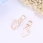 スタッドピアス レディース アクセサリー ハート ハンド 手 ブラック ゴールドカラー シルバーカラー かわいい おしゃれ お洒落 キュート 女子力アップ 大人可愛い 上品 清楚 カジュアル シンプル ユニーク 個性的 女性 女の子 ガールズ 婦人用 プレゼント 贈り物 ギフト 誕生日 記念日 お出かけ 外出 デート 女子会 合コン お呼ばれ 結婚式 2次会