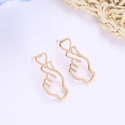 スタッドピアス レディース アクセサリー ハート ハンド 手 ブラック ゴールドカラー シルバーカラー かわいい おしゃれ お洒落 キュート 女子力アップ 大人可愛い 上品 清楚 カジュアル シンプル ユニーク 個性的 女性 女の子 ガールズ 婦人用 プレゼント 贈り物 ギフト 誕生日 記念日 お出かけ 外出 デート 女子会 合コン お呼ばれ 結婚式 2次会