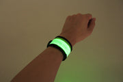 アームバンド 光る腕バンド 発光リストバンド LEDライト 電池式 ワンタッチ ランニング ジョギング ウォーキング 夜間安全対策 ナイトラン 点滅 点灯 夜道 犬の散歩 事故防止 生活防水 パッチンバンド くるっと巻き付く レッド レインボー ブルー ホワイト ピンク サイクリング マラソン