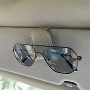 サングラスクリップ サングラスホルダー 車用 カー用品 PU マグネット 磁石 サンバイザー 眼鏡 メガネ クリップ 挟むだけ シンプル おしゃれ スタイリッシュ コンパクト 簡単装着 ブラック 黒 グレー 灰色 ベージュ レッド 赤