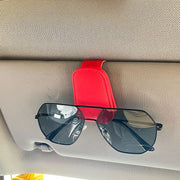 サングラスクリップ サングラスホルダー 車用 カー用品 PU マグネット 磁石 サンバイザー 眼鏡 メガネ クリップ 挟むだけ シンプル おしゃれ スタイリッシュ コンパクト 簡単装着 ブラック 黒 グレー 灰色 ベージュ レッド 赤