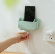 ウォールラック リモコンラック 壁掛け収納 ウォールケース リモコンスタンド スマホホルダー 壁面収納 整理整頓 ケーブル穴 小物入れ 眼鏡スタンド 粘着テープ式 穴あけ不要 単色 ロゴ入り 充電口付き ペンホルダー 歯ブラシホルダー 収納用品 便利グッズ シンプル スタイリッシュ かわいい コンパクト 白 緑 青 黄