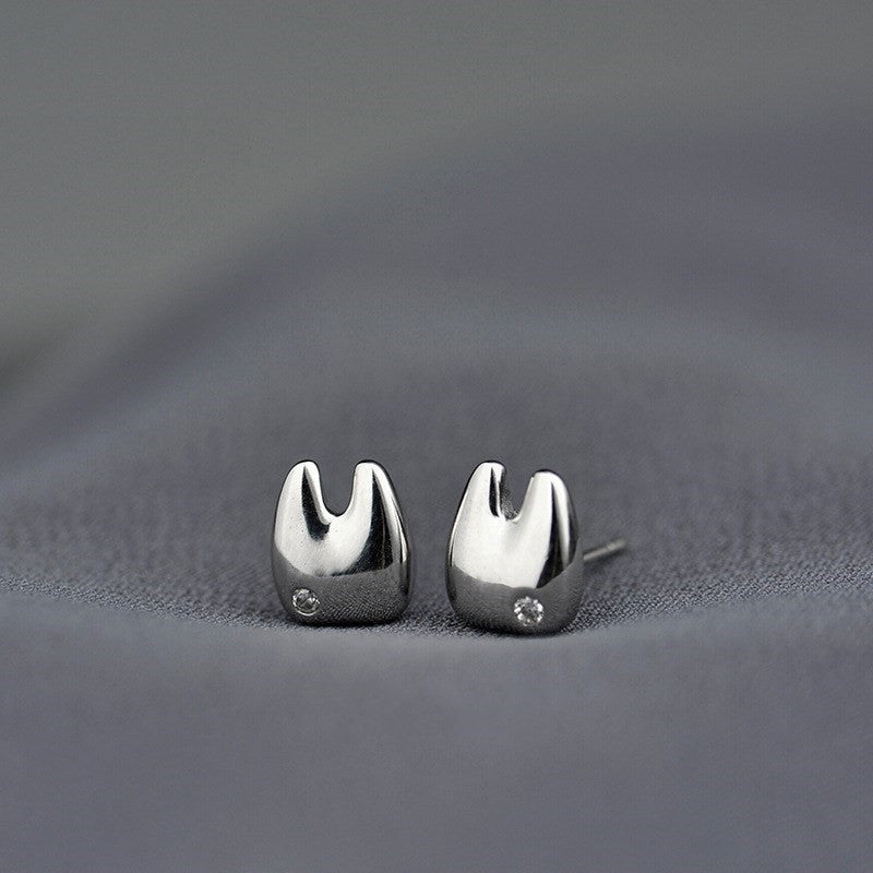 ピアス スタッドピアス アクセサリー レディース 女性用 小ぶり 歯 ラインストーン シルバーカラー おしゃれ かわいい ギフト 記念日 誕生日 プレゼント 贈り物 ファッション小物