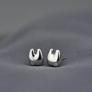 ピアス スタッドピアス アクセサリー レディース 女性用 小ぶり 歯 ラインストーン シルバーカラー おしゃれ かわいい ギフト 記念日 誕生日 プレゼント 贈り物 ファッション小物