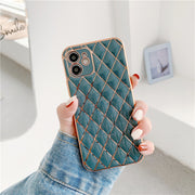 iPhoneケース アイフォンケース アイフォンカバー レディース キルティング風 ゴールドライン 大人可愛い スマホカバー 背面保護 傷防止 おしゃれ かわいい ゴージャス フェミニン エレガント レディース 女性 婦人 スマートフォンケース アイフォーン用