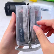 コスメポーチ 化粧ポーチ レディース 女性 メンズ 男性 ユニセックス 男女兼用 収納雑貨 トラベル用品 旅行用品 トラベルグッズ 旅行グッズ 長方形 コンパクト メッシュ生地 持ち手付き チャック ジッパー 無地 ブラック ホワイト グレー シンプル カジュアル おしゃれ