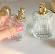 アトマイザー 詰め替え容器 スプレーボトル 持ち運び 30ml 50ml ガラス瓶 ディスペンサー スプレー 香水 小分けボトル ポータブル コンパクト 小さい ミニボトル アロマ フレグランス コロン シンプル おしゃれ 上品 かわいい きらきら 金色 白 黒